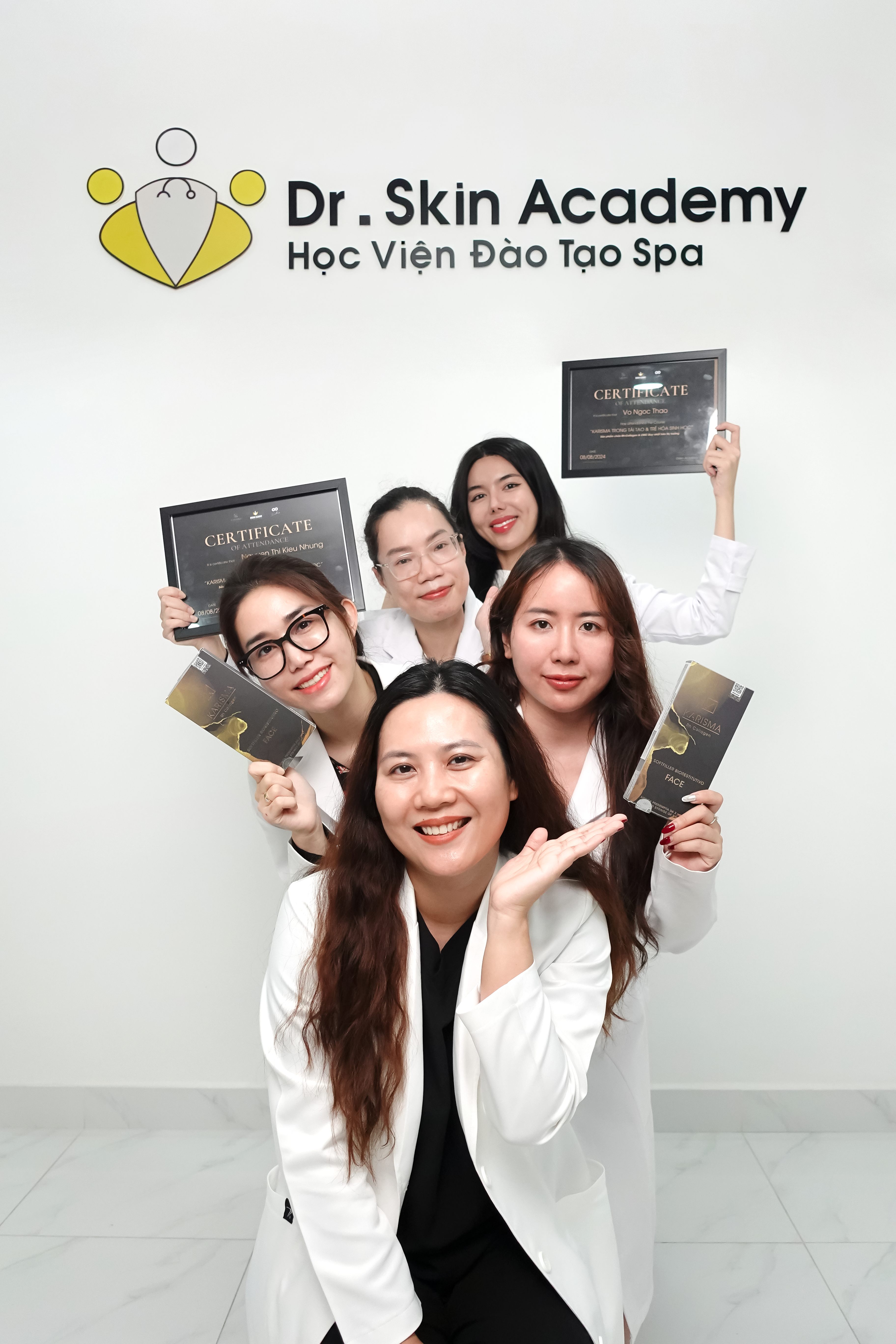 BS Phương Nhung cùng học viên DrSkin Academy