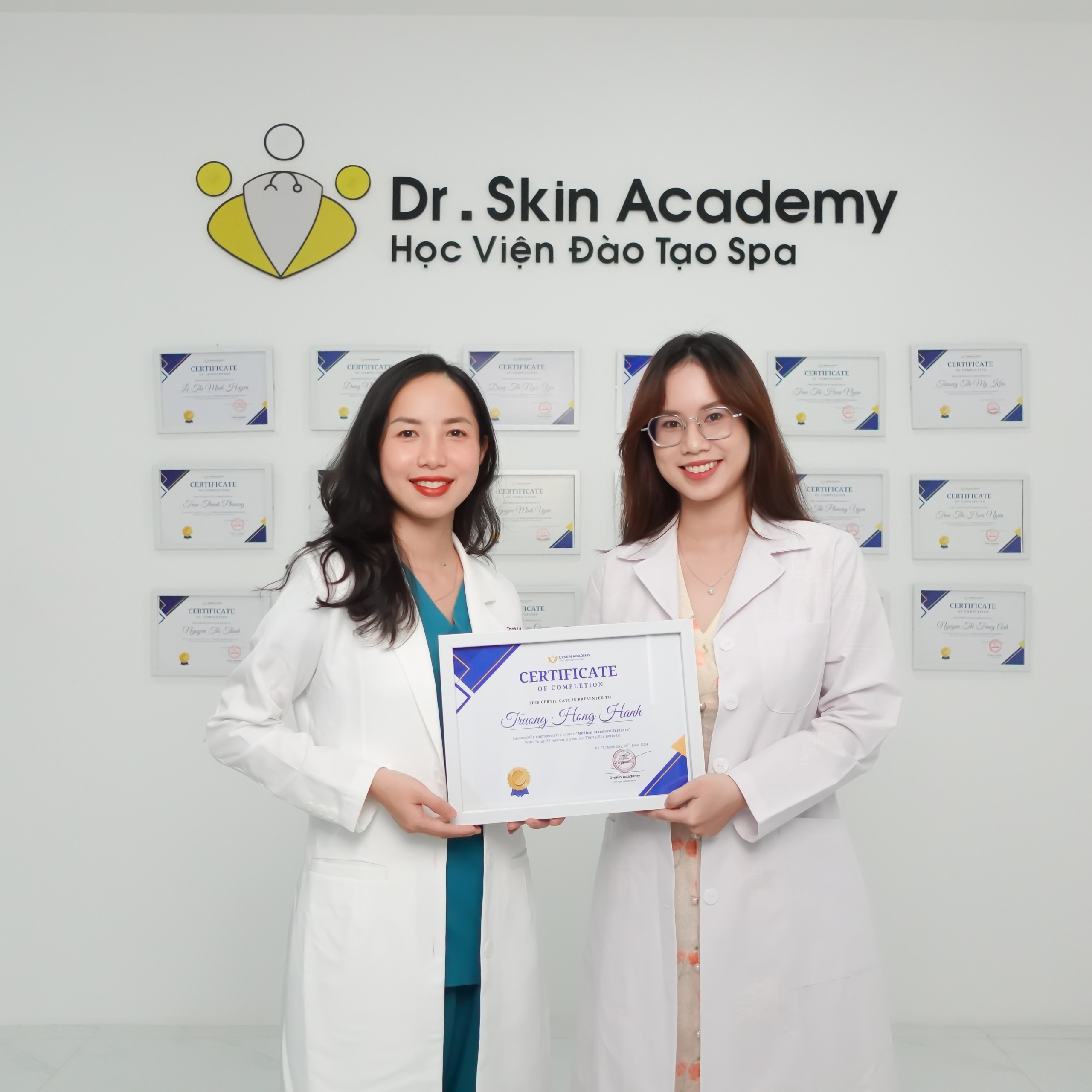 BS Thoa Lê và BS Phương Nhung cùng học viên DrSkin Academy